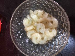 鲜虾去壳，去虾线，用一小勺白胡椒粉和一小勺料酒腌制一会