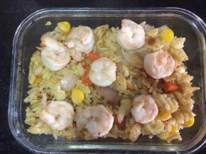 盛一层米饭，放一片芝士片，再放一层米饭，放上虾仁