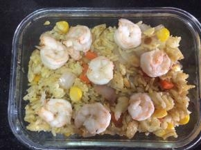 盛一层米饭，放一片芝士片，再放一层米饭，放上虾仁