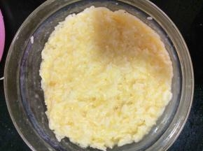 让每一粒米饭都沾上鸡蛋液，这样炒出来的炒饭都是金黄金黄的