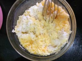 3个鸡蛋打散，将米饭放入鸡蛋液中