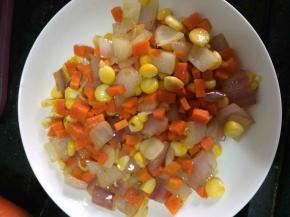 红萝卜玉米洋葱粒也翻炒一会盛出备用