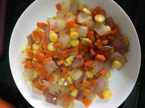 红萝卜玉米洋葱粒也翻炒一会盛出备用