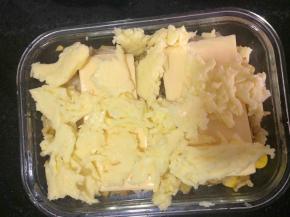 再放一片芝士，撒上马苏里拉芝士