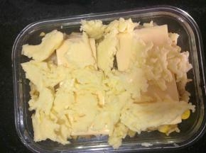 再放一片芝士，撒上马苏里拉芝士