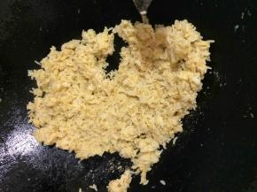 热锅下油把米饭炒好