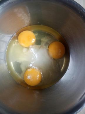 鸡蛋打入盆中加入糖，盐并搅拌均匀