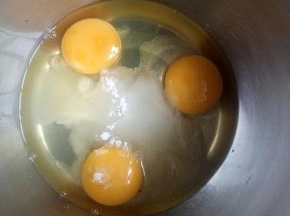 鸡蛋打入盆中加入糖，盐并搅拌均匀