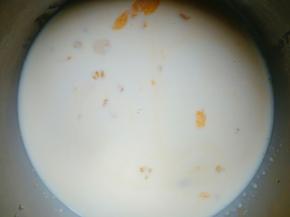 加入牛奶淡奶油，搅拌均匀