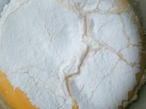 加入过筛的低筋粉，并搅拌均匀