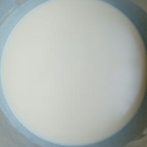 所有材料搅拌均匀，并两次过筛，注意过筛以后的面糊会变得更细腻，才会烙出好看的千层