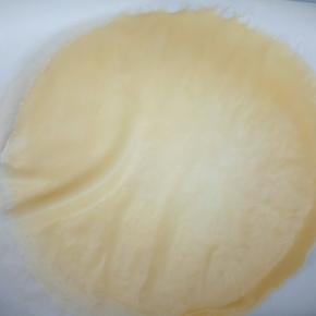 一张皮烙好，记得铺油纸防沾，这个方子我正好做了13个，刚好够一个八寸千层的量，我用的是24cm的锅