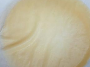 一张皮烙好，记得铺油纸防沾，这个方子我正好做了13个，刚好够一个八寸千层的量，我用的是24cm的锅