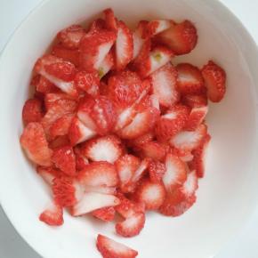 草莓切一块，加入到淡奶油中，加进去的图片我忘了拍，自己脑补