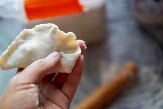 从最下面折三角形 以此类推 包完所有盒子