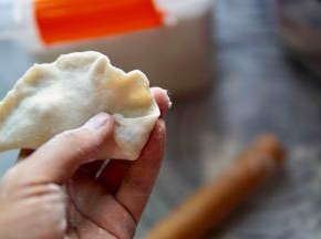 从最下面折三角形 以此类推 包完所有盒子