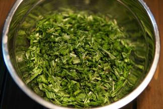 醒发的时候准备馅料 
韭菜洗干净切断备用