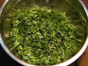 醒发的时候准备馅料 
韭菜洗干净切断备用