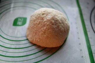 和好的面团盖上保鲜膜或者碗