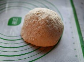 和好的面团盖上保鲜膜或者碗