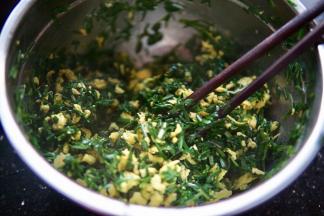 放入事先准备韭菜再加入盐和胡椒调味