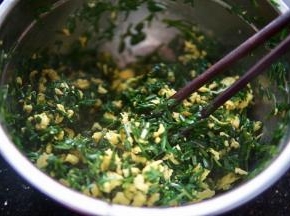放入事先准备韭菜再加入盐和胡椒调味