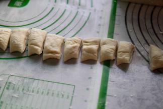 发好得面团 切成小段 像擀饺子皮一样擀成圆形