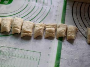 发好得面团 切成小段 像擀饺子皮一样擀成圆形