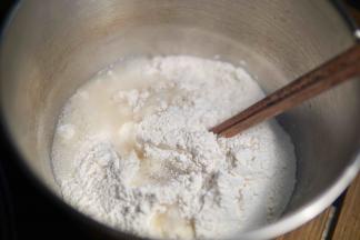 开水倒入面粉中 用筷子搅拌