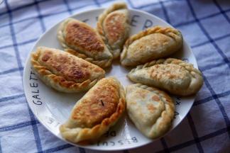 放少许油 小火煎至金黄即可