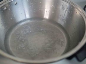锅内烧开水