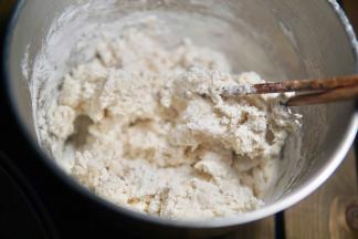 继续搅拌 稍凉以后用手揉至光滑即可