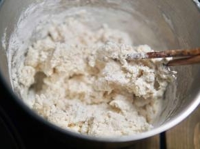 继续搅拌 稍凉以后用手揉至光滑即可