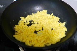 鸡蛋打散 冷锅热油 鸡蛋炒散后关火