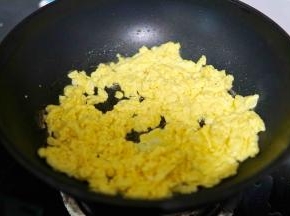 鸡蛋打散 冷锅热油 鸡蛋炒散后关火