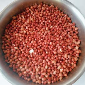 红豆清洗干净，浸泡一晚上，倒入高压锅，放入两倍水，煮半小时