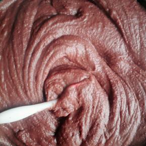 捞出红豆，放入料理机打碎，或者用勺子碾碎也行。然后倒入不粘锅，加糖小火慢炒.(这个煮完以后我留出了一部分直接做蜜豆可以拌蜂蜜或者白糖吃)