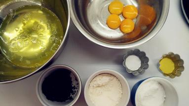 准备好原材料，蛋清蛋白分开，分别装入干净、无水、无油的打蛋盆中。