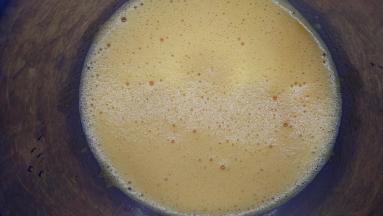 将蛋黄打散，加入水，稍加搅拌。加入色拉油，画“Z”字搅拌均匀。一直将它们搅拌到表面有一层细腻的泡沫，即乳化完毕。