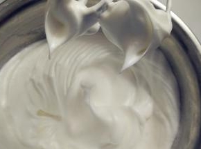 往蛋白中分3次加入糖粉，打至干性发泡。（首先，用打蛋器低速将蛋白搅打至起鱼眼泡，加入1/3的糖粉。接着，继续用电动打蛋器高速搅打，至蛋白体积膨胀1倍，再加入1/3的糖粉。然后，继续用电动打蛋器中速搅打，稍微出现纹路，加入剩余的1/3的糖粉。最后低速搅打，直至明显感到阻力，提起打蛋器时尖端是短而小的尖峰即可。）