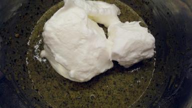 取1/3的蛋白霜加入到蛋黄糊中，用橡皮刮刀用翻拌的手法拌匀。