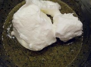 取1/3的蛋白霜加入到蛋黄糊中，用橡皮刮刀用翻拌的手法拌匀。