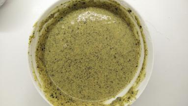 再倒回蛋白霜中，继续用橡皮刮刀用翻拌的手法拌匀，直至看不到一丝蛋白，面糊呈细腻光滑状。