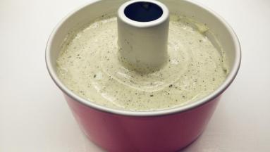 面糊倒入模具中，用刮刀稍微抹平，再震两下。