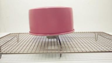 出炉后震两下，倒扣放凉。