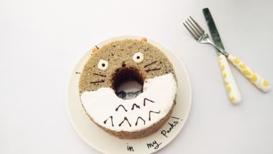 脱模之后，底部朝上，将蛋糕底部一半涂上自制酸奶，接着用白巧克力画上眼睛，黑巧克力画上眼珠等，最后用杏仁插在蛋糕侧面当做耳朵。