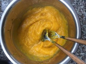 2、蒸熟的南瓜丁压扁成泥状，但是还是不够细腻；