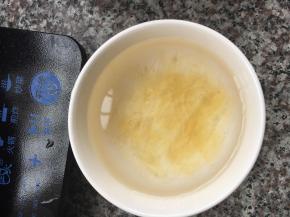 1、南瓜切小块上锅蒸熟到可以筷子轻易插进去；吉利丁片剪小块，用冷水或者冰水泡软；