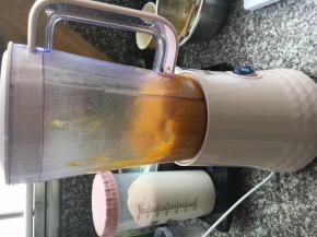 3、南瓜泥放入搅拌机内打成细腻的南瓜泥；倒出放盆里，加入细砂糖、炼乳搅拌均匀。