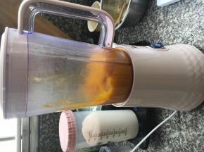 3、南瓜泥放入搅拌机内打成细腻的南瓜泥；倒出放盆里，加入细砂糖、炼乳搅拌均匀。